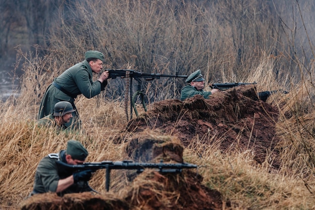 Wederopbouw van de vijandelijkheden van 1941 1945 tussen de legers van Duitsland en de USSR Duitse soldaten schieten met machinegeweren