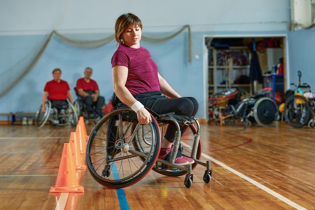 Wedstrijden van de mensen in een rolstoel op de sporthol