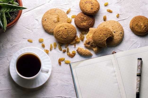 Weekdagen werken Diary Cookies Bloem in een pot op een lichte achtergrond