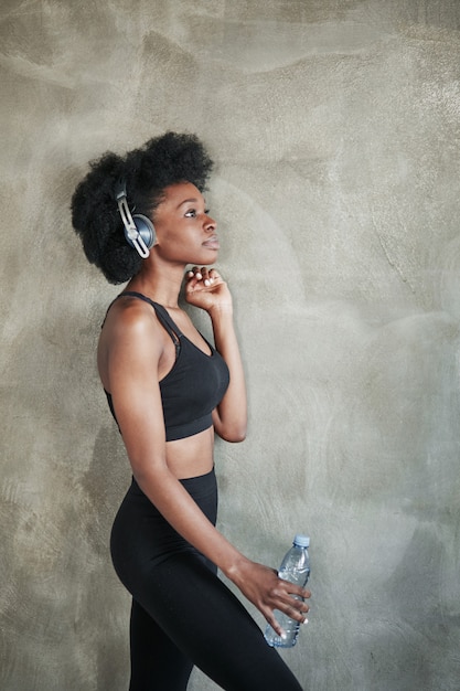 주말 활동. 운동 후 휴식을 갖는 피트니스 옷에 아프리카 계 미국인 여자의 초상화