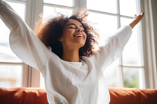 Foto delizia del fine settimana ragazza allegra con i capelli rossi che danza gioiosamente a casa