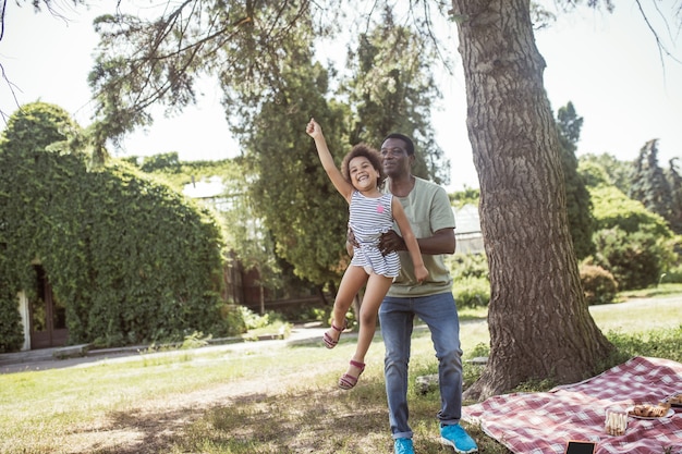 Weekend. man en zijn dochter hebben een goede tijd samen in het park