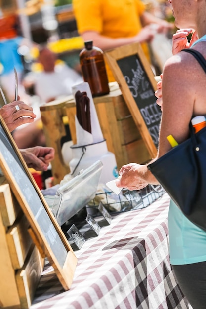 Weekend winkelen op de boerenmarkt in de zomer.