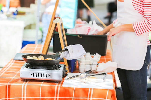 Weekend winkelen op de boerenmarkt in de zomer.