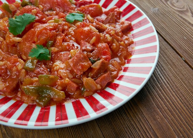 Weeknight jambalaya - creools gerecht met rijst, groenten en worst