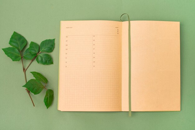 Foto weekplanner mockup met groene bladeren op groene achtergrond