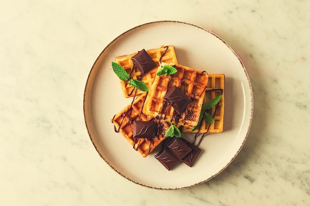 Weense wafels met chocoladeontbijt op een beige achtergrond geen mensen selectieve focus