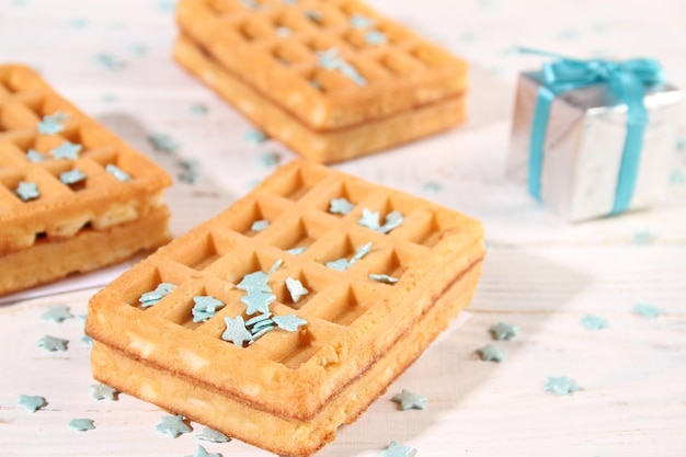 Weense wafels met gebakdecoratie van turquoise sterren