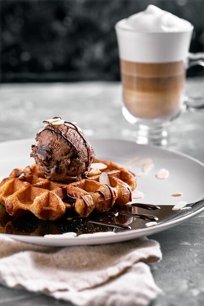 Foto weense wafels met ijs chocolade close-up op het bord