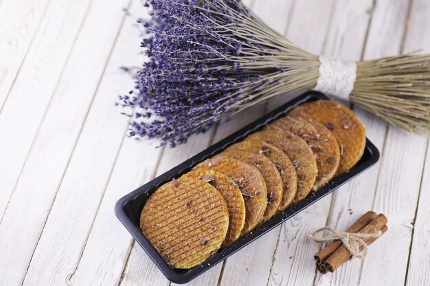 Weense wafels met karamel op een houten witte achtergrond