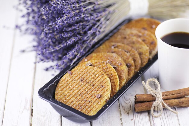 Weense wafels met karamel op een houten witte achtergrond