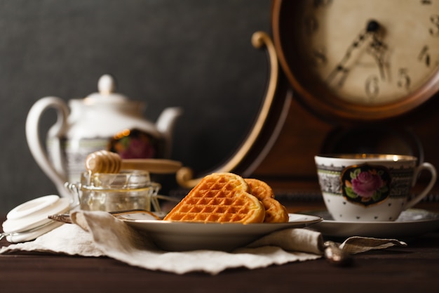 Weense wafels op donkere tafel met kopje thee