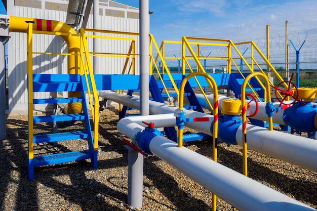 Weergave van apparatuur en leidingen van gasdistributiestation op zomerdag Industriële faciliteit Transport van aardgas via leidingen