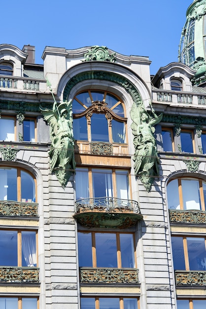 Weergave van architectonische details van het beroemde Singer House Building in Sint-Petersburg. Stadsoriëntatiepunt van House of Books