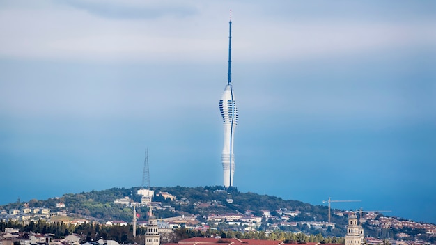 Weergave van camlica tv-toren gelegen op een heuvel met woongebouwen op de helling, istanbul, turkije