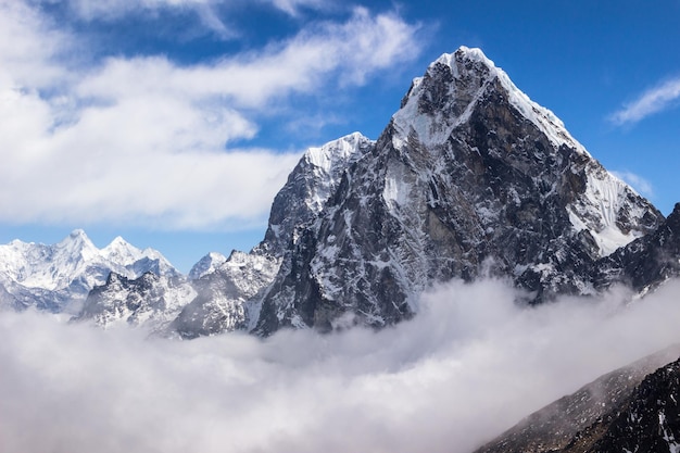 Weergave van cholatse piek. blauwe lucht met wolken. himalaya gebergte. nepal.