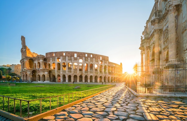 Weergave van Colosseum in Rome bij schemering, Italië, Europa.
