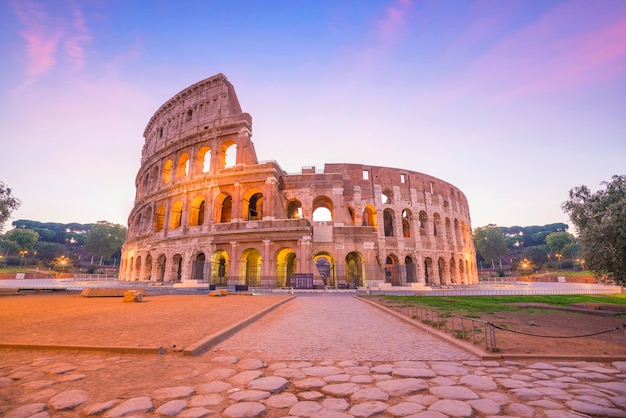 Weergave van Colosseum in Rome in schemerlicht, Italië, Europa.