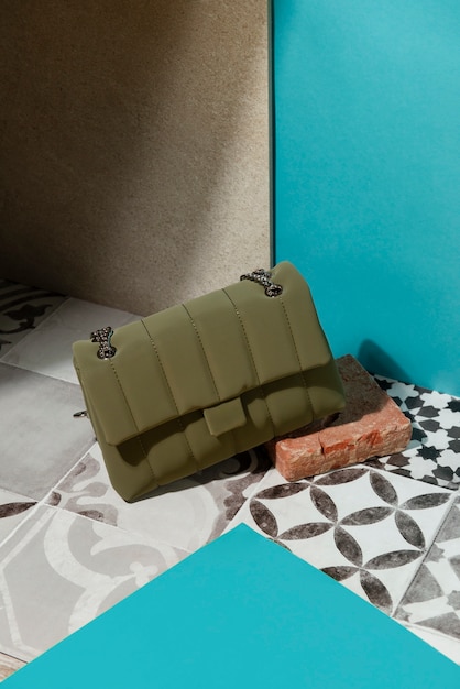 Foto weergave van damestas met mediterrane tegels-esthetiek