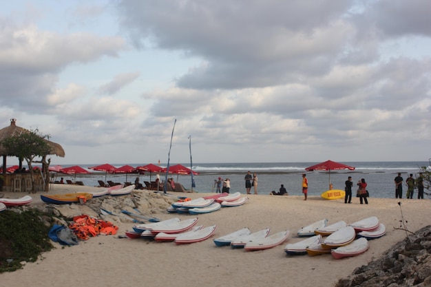 weergave van de activiteiten van veel mensen op het strand van Bali, Indonesië