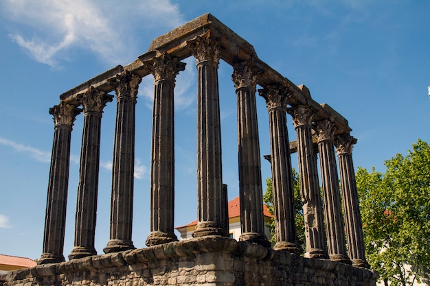 Weergave van de beroemde tempel van diana monument, gelegen in evora, portugal.