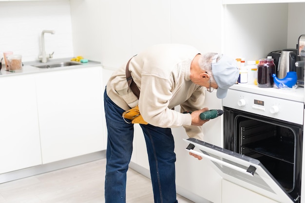 Weergave van de mens in het algemeen repareren van vaatwasser in keuken