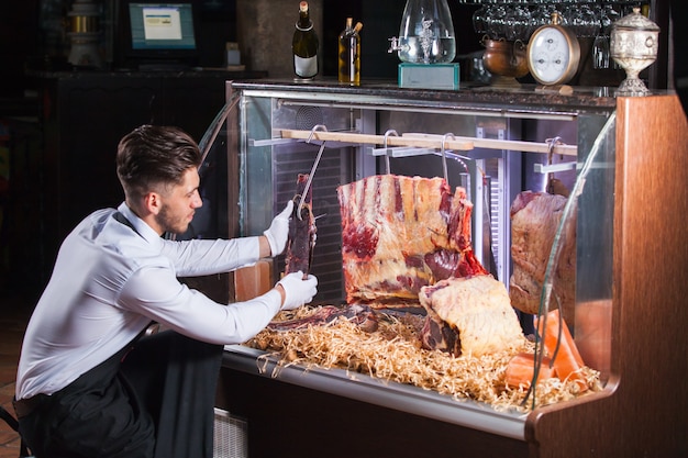 Weergave van Dry Aged Meat Steaks in slagerswinkel of restaurant in een display-koelkast.