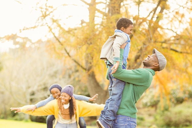 Weergave van een gelukkige jonge familie