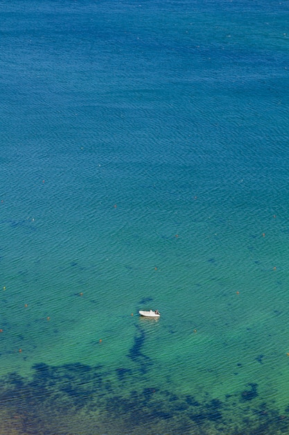 Weergave van een groot prachtig kustlandschap met een kleine plezierboot