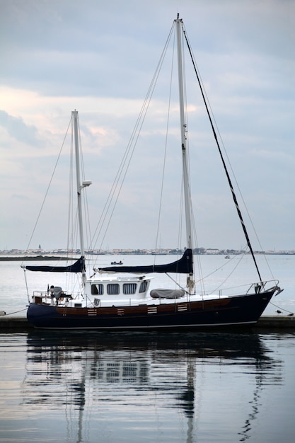 Weergave van een klassieke luxe boot gebruikt voor recreatieve vakanties.