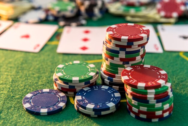 Weergave van een speeltafel met veel pokerkaart en chips groene mat