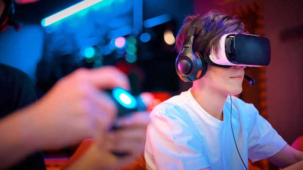 Weergave van een tiener die een gameconsole speelt in een koptelefoon en VR-headset met behulp van een gamepad