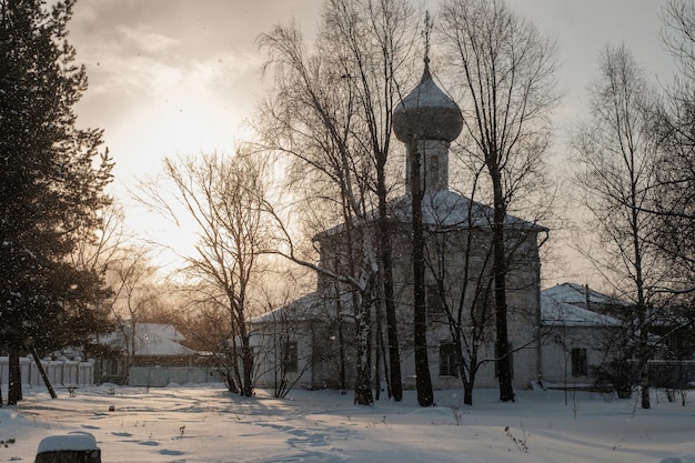 Weergave van Elia de profeet kerk in Kamenya op een vroege winterochtend in Vologda.