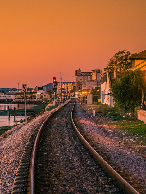 Weergave van Faros Railroad bij zonsondergang.