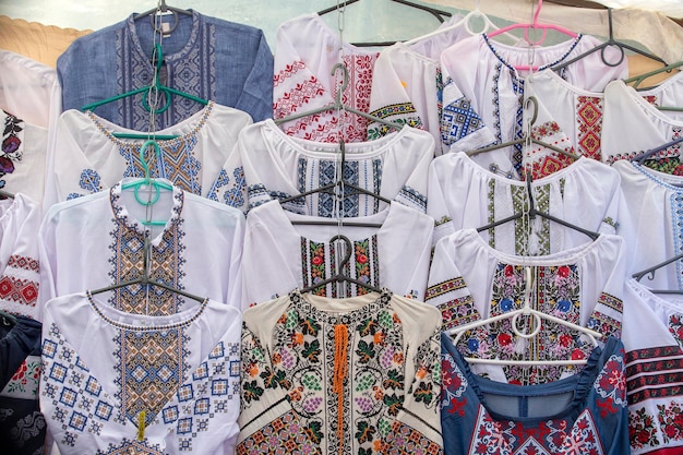 Weergave van geborduurde Oekraïense Slavische vrouwen en mannen traditionele shirts, borduurkleding op de buitenvlooienmarkt in Lviv, Oekraïne Close-up Etnisch textuurontwerp op het doek
