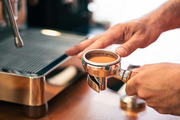 Foto weergave van geknoeide koffiebonen in een portafilter van een elegante coffeeshop inclusief kopieerruimte