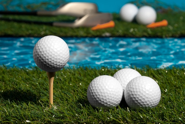 Foto weergave van golfballen met andere parafernalia