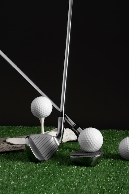 Weergave van golfballen met metalen clubs