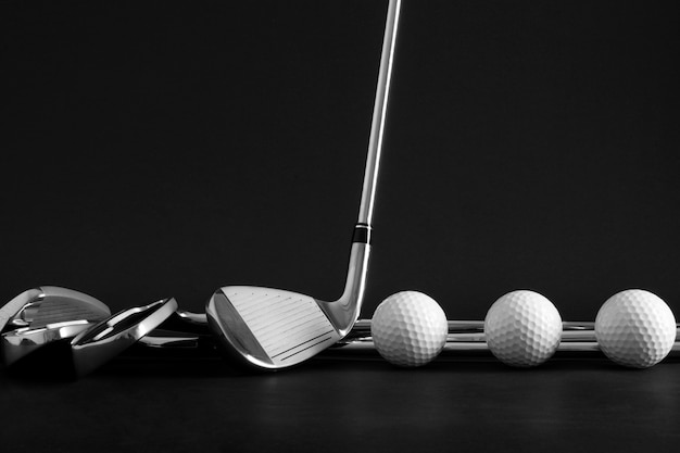 Foto weergave van golfballen met metalen clubs