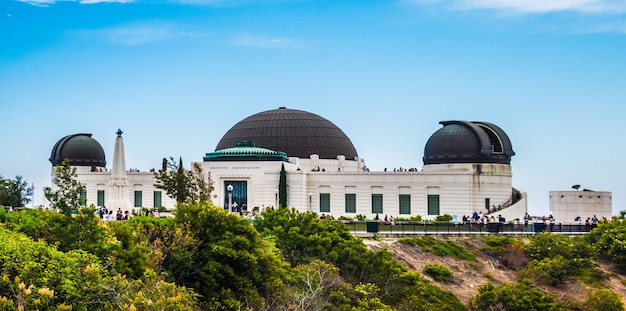 Weergave van griffith observatory in los angeles city op de zomer.