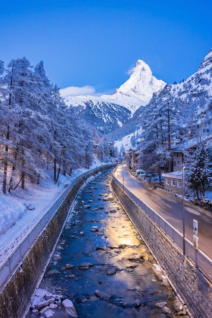 weergave van het oude dorp in de schemering tijd met Matterhorn piek achtergrond in Zermatt