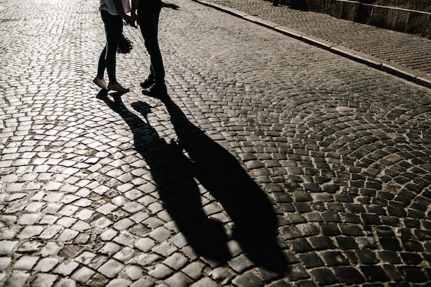 Weergave van het silhouet Man met de hand van zijn vriendin Man een huwelijksaanzoek doen aan zijn vriendin Gelukkig verloofd paar hand in hand Liefde familie verjaardag concept