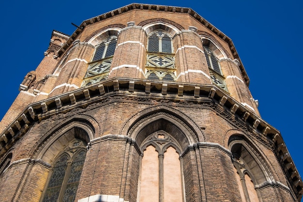 Weergave van kerkklok tussen gebouwen in Venetië Italië