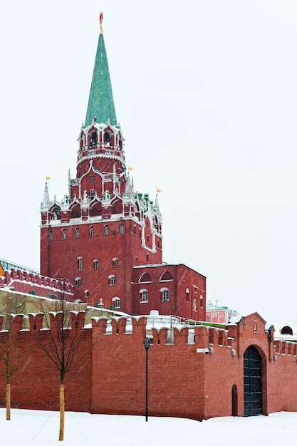 Foto weergave van kremlin troitskaya tower in de winter sneeuwt dag