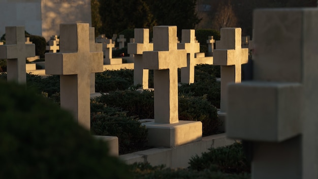 Weergave van kruisen op graven bij zonsondergang