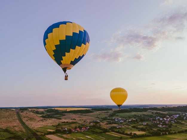 Weergave van luchtballon met mand vliegt op zonsondergang kopie ruimte