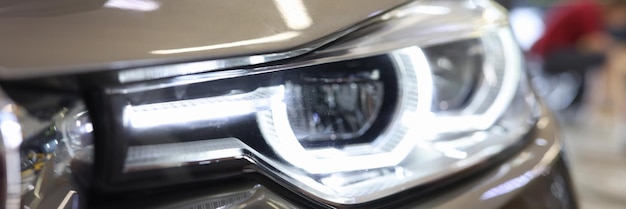 Weergave van moderne zilveren auto xenon koplamp lamp concept