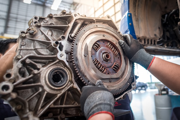 Weergave van motoronderdelen, motoronderdelen en vliegwiel- of vliegwielauto's Hand automonteur werk Autoreparatieservice