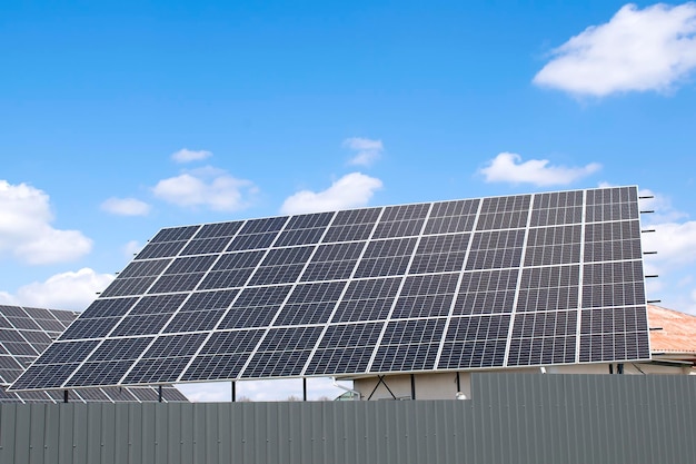 Weergave van nieuwe moderne woonhuis huisje met blauwe glanzende zonne-fotovoltaïsche panelen systeem op dak Hernieuwbaar ecologisch eco groene energieproductie concept