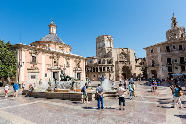 Weergave van Plaza de la Virgen Sqaure van Virgin en fontein Rio Turia in Valencia, Spanje